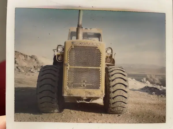 Φορτωτής Caterpillar σε εργοτάξιο, δεκαετία 1980